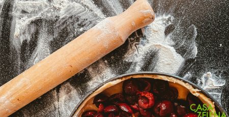 Mattarello in legno con farina per fare i dolci - articolo blog Casa Zelena Manutenzione e pulizia degli utensili da cucina in legno consigli e vantaggi